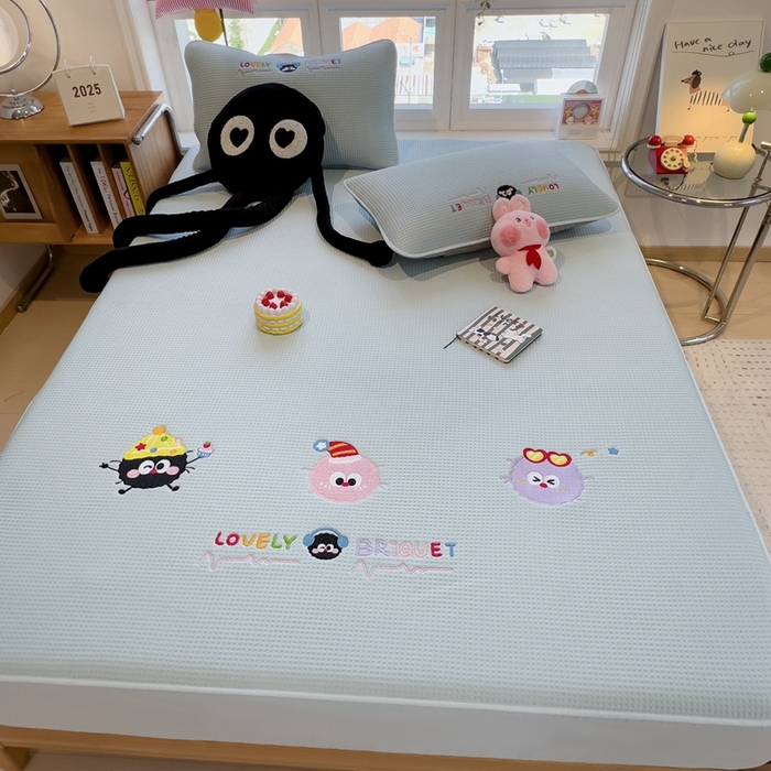 91家纺网 家纺一手货源 找家纺 莱家富 2025新款A类华夫格夹棉床笠单品床笠单件床笠套件 萌趣天地-蓝絮笺