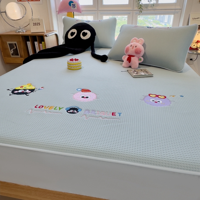 91家纺网 家纺一手货源 找家纺 莱家富 2025新款A类华夫格夹棉床笠单品床笠单件床笠套件 萌趣天地-蓝絮笺