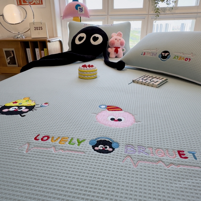 91家纺网 家纺一手货源 找家纺 莱家富 2025新款A类华夫格夹棉床笠单品床笠单件床笠套件 萌趣天地-蓝絮笺