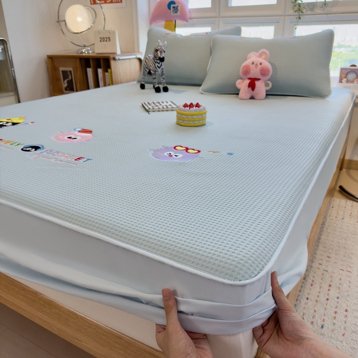 91家纺网 家纺一手货源 找家纺 莱家富 2025新款A类华夫格夹棉床笠单品床笠单件床笠套件 萌趣天地-蓝絮笺