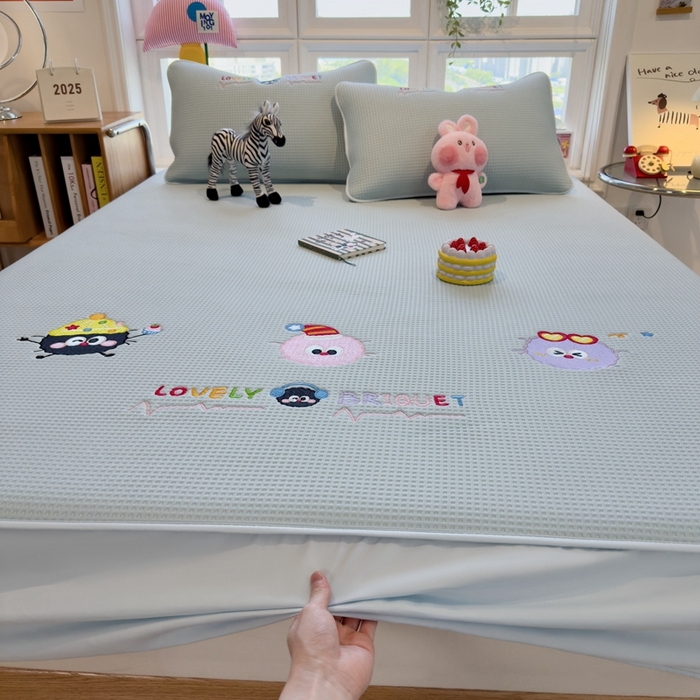 91家纺网 家纺一手货源 找家纺 莱家富 2025新款A类华夫格夹棉床笠单品床笠单件床笠套件 萌趣天地-蓝絮笺