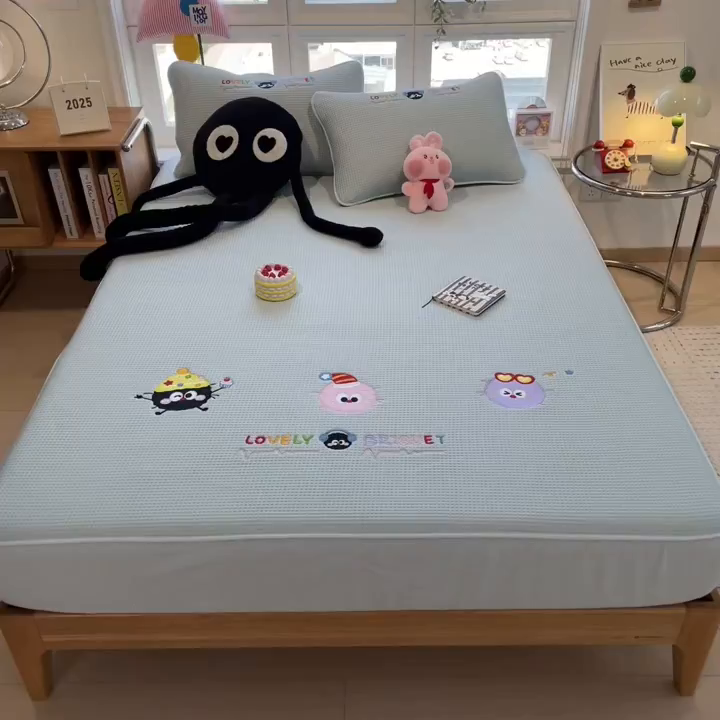 91家纺网 家纺一手货源 找家纺 莱家富 2025新款A类华夫格夹棉床笠单品床笠单件床笠套件 萌趣天地-蓝絮笺