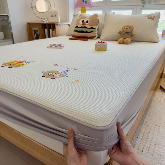 91家纺网 家纺一手货源 找家纺 莱家富 2025新款A类华夫格夹棉床笠单品床笠单件床笠套件 烘焙童话-云絮白