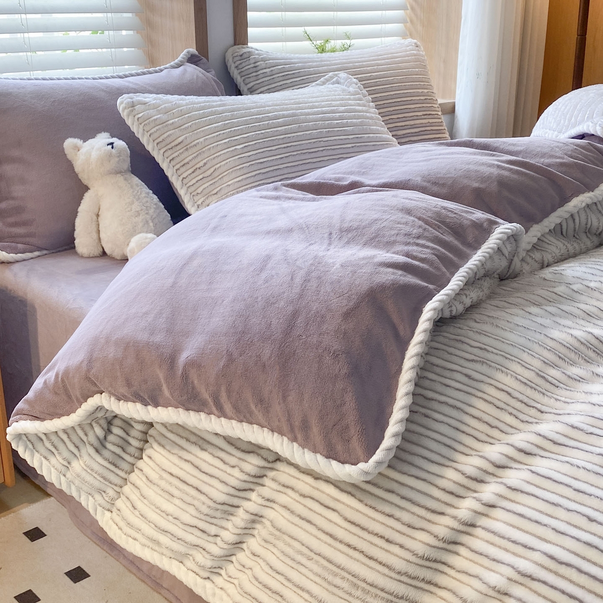 91家纺网 家纺一手货源 找家纺 蓝极人 2025新款抽条阳离子提花牛奶绒四件套 阳离子抽条-浅紫