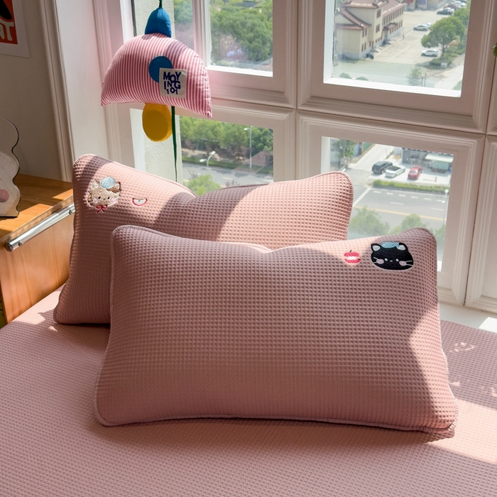 91家纺网 家纺一手货源 找家纺 莱家富 2025新款A类华夫格夹棉床笠单品床笠单件床笠套件 萌趣小猫-雾纱粉