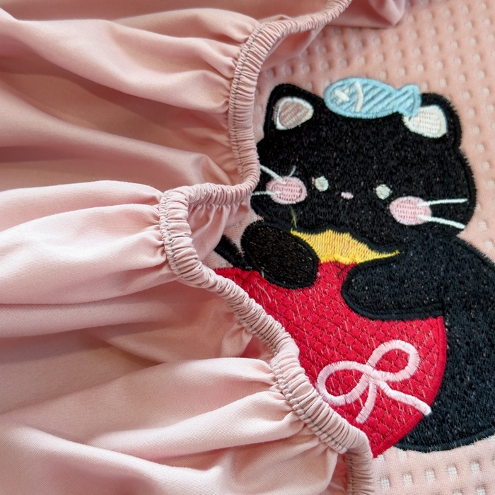 91家纺网 家纺一手货源 找家纺 莱家富 2025新款A类华夫格夹棉床笠单品床笠单件床笠套件 萌趣小猫-雾纱粉