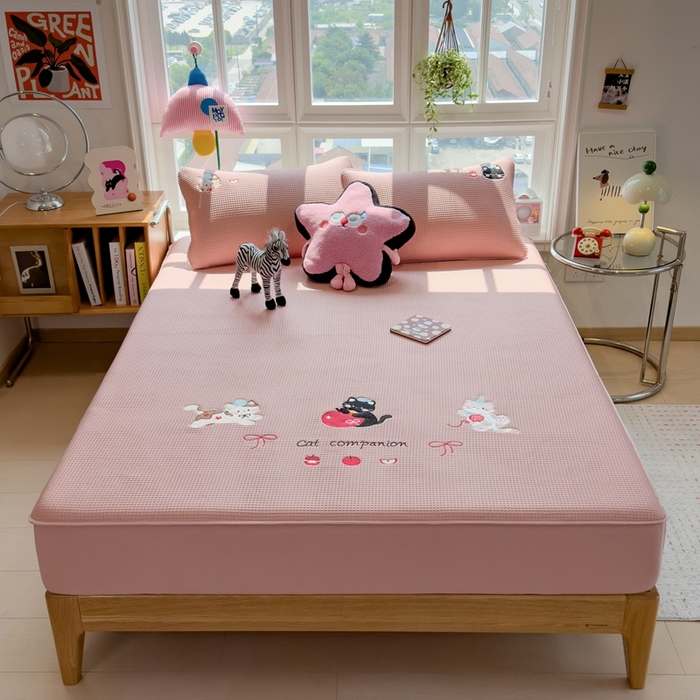 91家纺网 家纺一手货源 找家纺 莱家富 2025新款A类华夫格夹棉床笠单品床笠单件床笠套件 萌趣小猫-雾纱粉