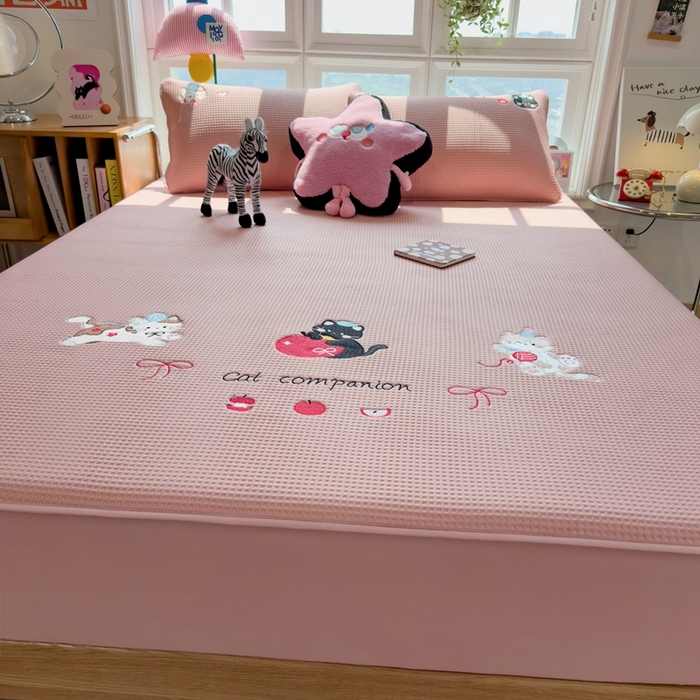 91家纺网 家纺一手货源 找家纺 莱家富 2025新款A类华夫格夹棉床笠单品床笠单件床笠套件 萌趣小猫-雾纱粉