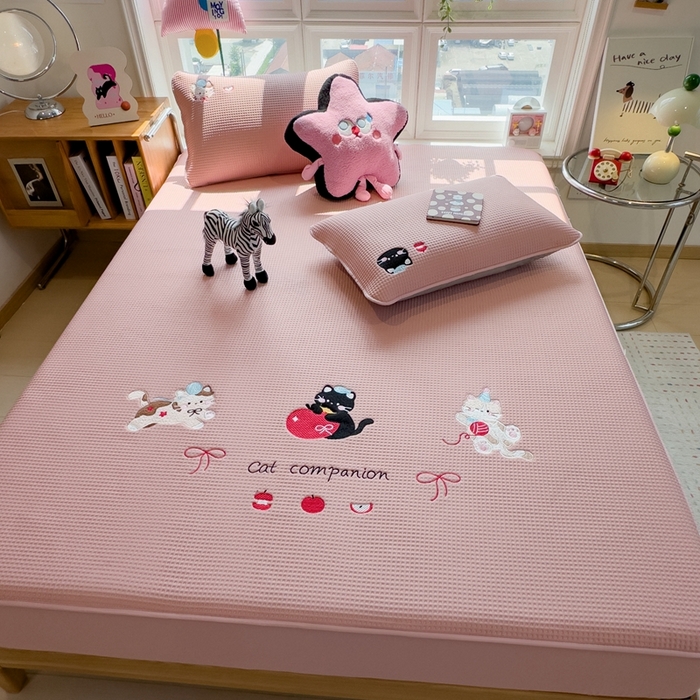 91家纺网 家纺一手货源 找家纺 莱家富 2025新款A类华夫格夹棉床笠单品床笠单件床笠套件 萌趣小猫-雾纱粉