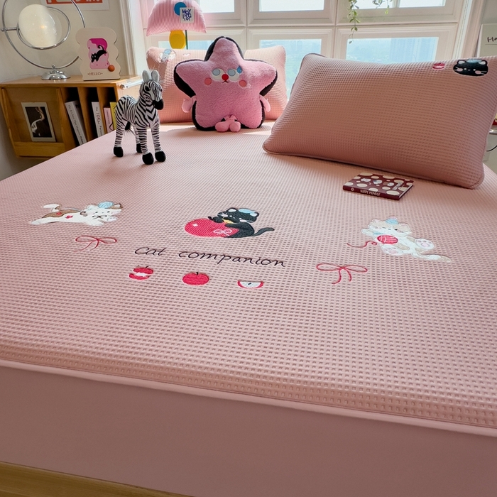 91家纺网 家纺一手货源 找家纺 莱家富 2025新款A类华夫格夹棉床笠单品床笠单件床笠套件 萌趣小猫-雾纱粉