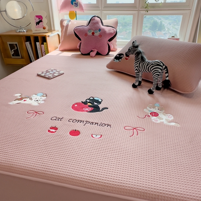 91家纺网 家纺一手货源 找家纺 莱家富 2025新款A类华夫格夹棉床笠单品床笠单件床笠套件 萌趣小猫-雾纱粉