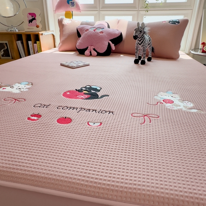 91家纺网 家纺一手货源 找家纺 莱家富 2025新款A类华夫格夹棉床笠单品床笠单件床笠套件 萌趣小猫-雾纱粉