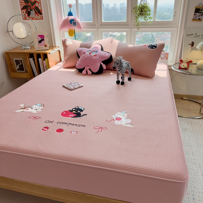 91家纺网 家纺一手货源 找家纺 莱家富 2025新款A类华夫格夹棉床笠单品床笠单件床笠套件 萌趣小猫-雾纱粉