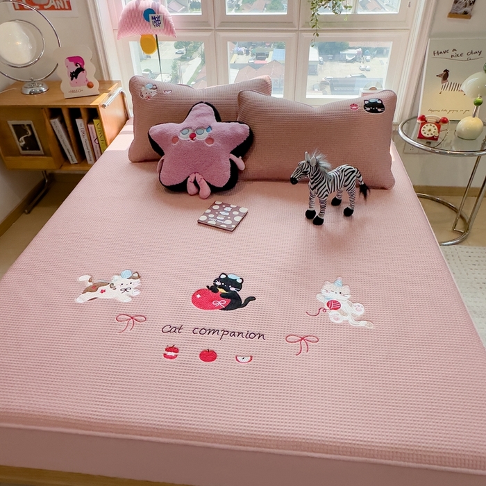 91家纺网 家纺一手货源 找家纺 莱家富 2025新款A类华夫格夹棉床笠单品床笠单件床笠套件 萌趣小猫-雾纱粉