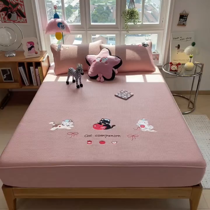 91家纺网 家纺一手货源 找家纺 莱家富 2025新款A类华夫格夹棉床笠单品床笠单件床笠套件 萌趣小猫-雾纱粉