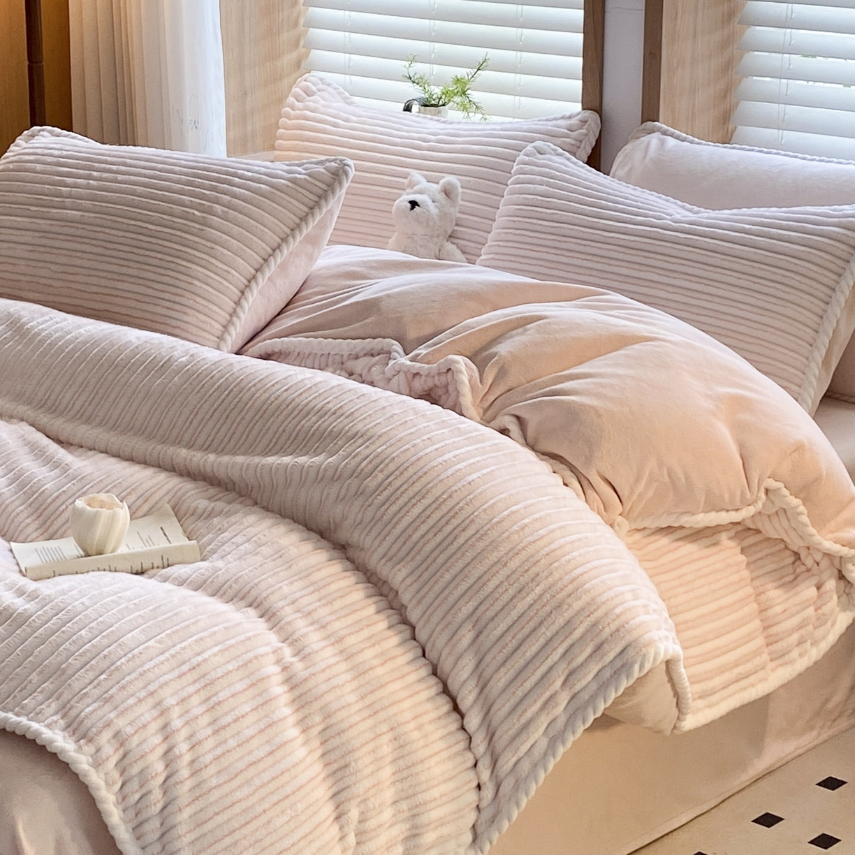 91家纺网 家纺一手货源 找家纺 蓝极人 2025新款抽条阳离子提花牛奶绒四件套 阳离子抽条-桃粉