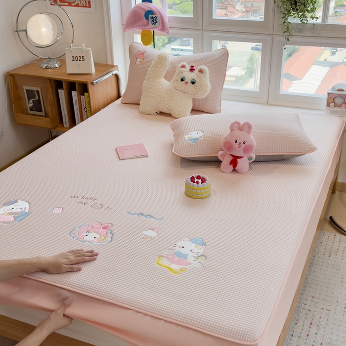 91家纺网 家纺一手货源 找家纺 莱家富 2025新款A类华夫格夹棉床笠单品床笠单件床笠套件 萌兔蒂-樱雾粉