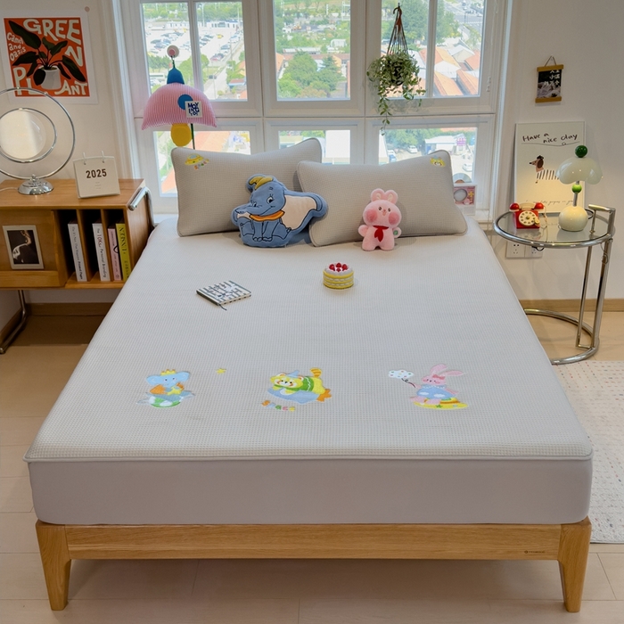 91家纺网 家纺一手货源 找家纺 莱家富 2025新款A类华夫格夹棉床笠单品床笠单件床笠套件 童话小伙伴-云绒灰