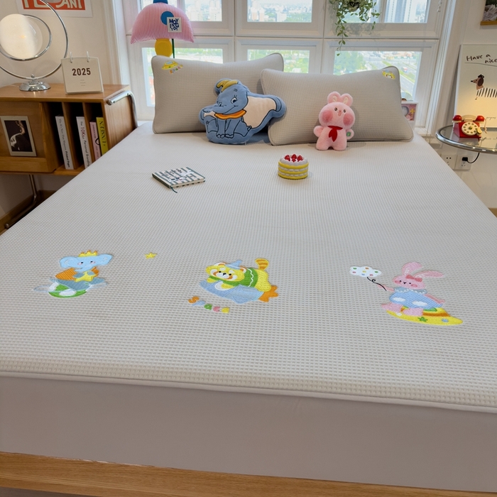 91家纺网 家纺一手货源 找家纺 莱家富 2025新款A类华夫格夹棉床笠单品床笠单件床笠套件 童话小伙伴-云绒灰