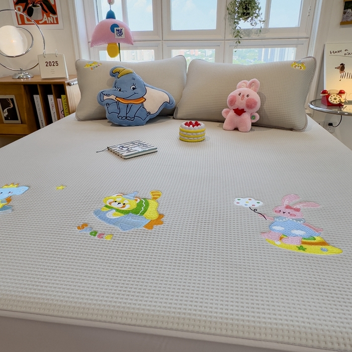 91家纺网 家纺一手货源 找家纺 莱家富 2025新款A类华夫格夹棉床笠单品床笠单件床笠套件 童话小伙伴-云绒灰