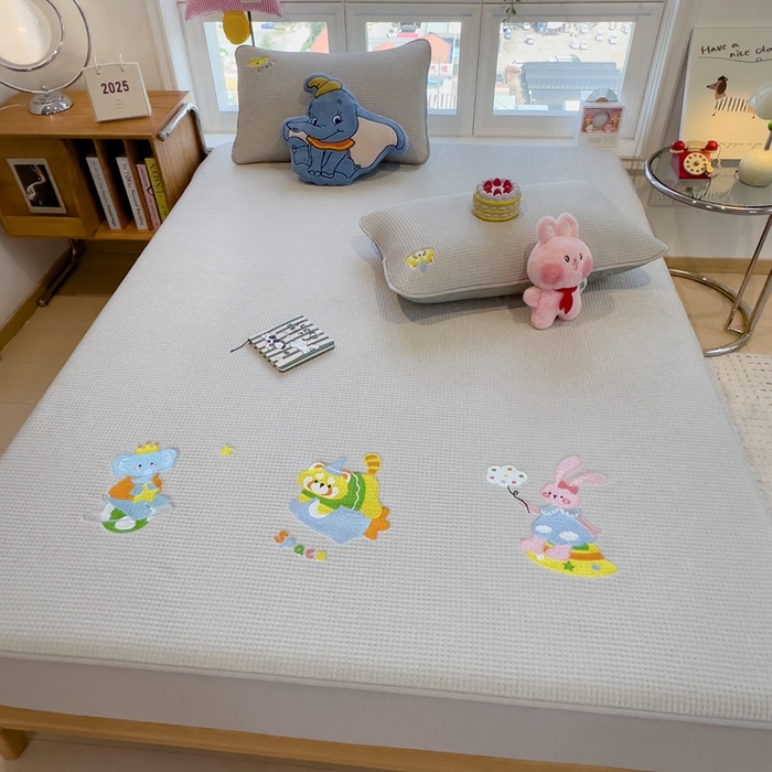 91家纺网 家纺一手货源 找家纺 莱家富 2025新款A类华夫格夹棉床笠单品床笠单件床笠套件 童话小伙伴-云绒灰