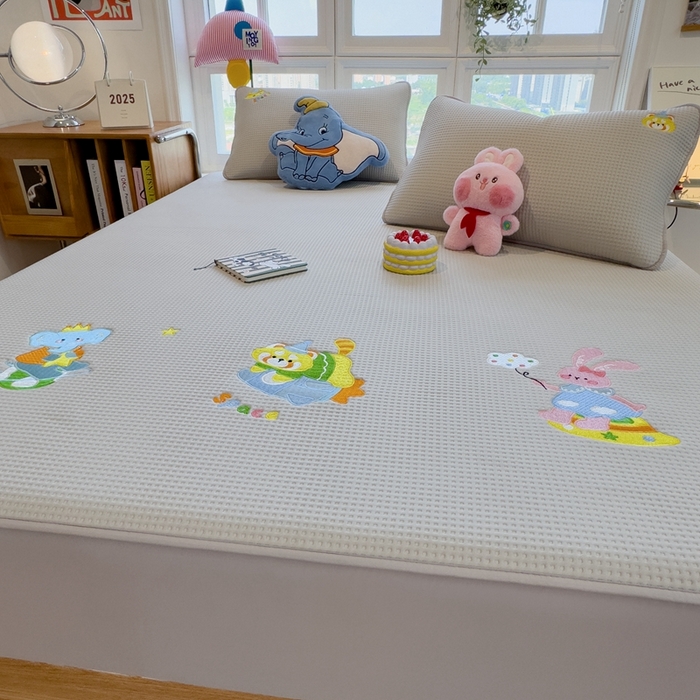 91家纺网 家纺一手货源 找家纺 莱家富 2025新款A类华夫格夹棉床笠单品床笠单件床笠套件 童话小伙伴-云绒灰