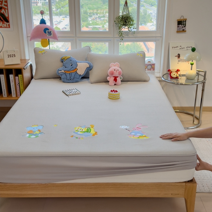 91家纺网 家纺一手货源 找家纺 莱家富 2025新款A类华夫格夹棉床笠单品床笠单件床笠套件 童话小伙伴-云绒灰