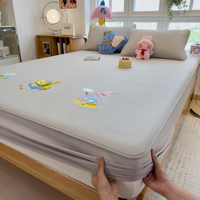 91家纺网 家纺一手货源 找家纺 莱家富 2025新款A类华夫格夹棉床笠单品床笠单件床笠套件 童话小伙伴-云绒灰