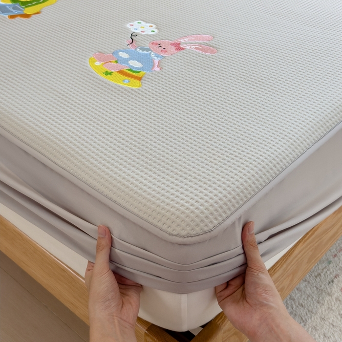 91家纺网 家纺一手货源 找家纺 莱家富 2025新款A类华夫格夹棉床笠单品床笠单件床笠套件 童话小伙伴-云绒灰