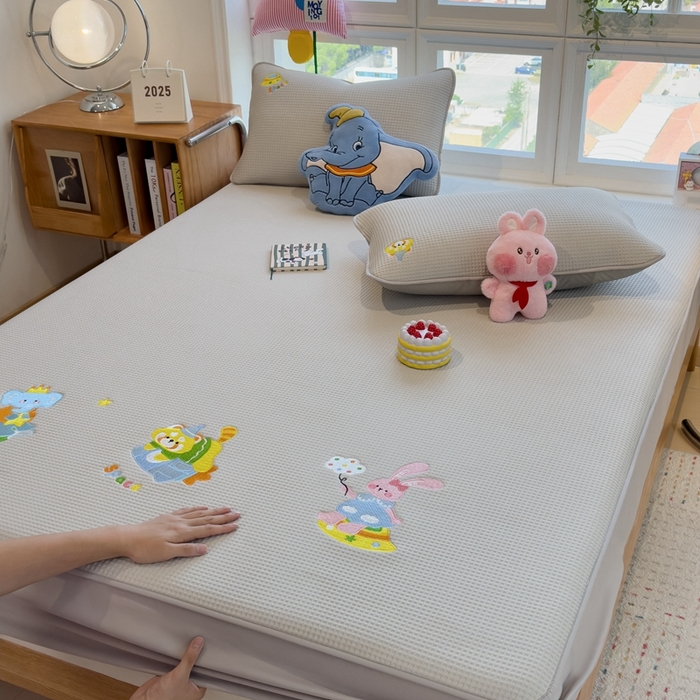 91家纺网 家纺一手货源 找家纺 莱家富 2025新款A类华夫格夹棉床笠单品床笠单件床笠套件 童话小伙伴-云绒灰