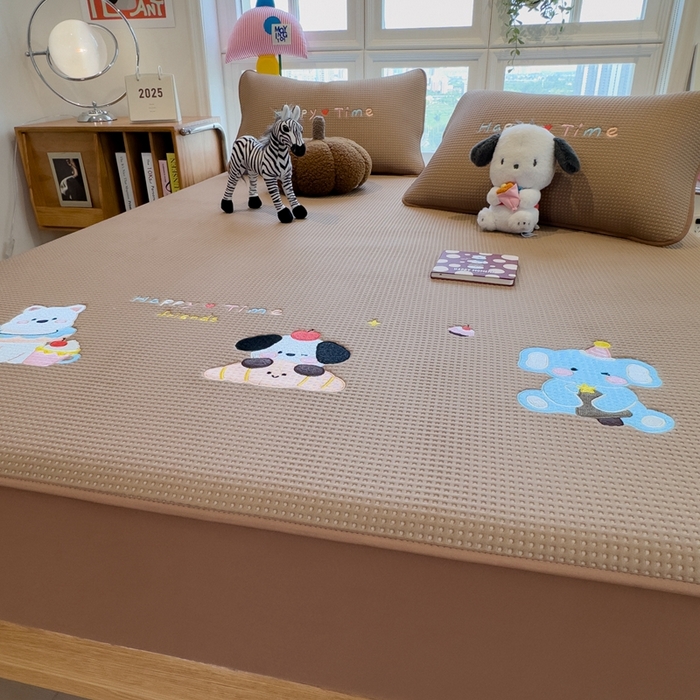 91家纺网 家纺一手货源 找家纺 莱家富 2025新款A类华夫格夹棉床笠单品床笠单件床笠套件 童趣萌宠-焦糖咖