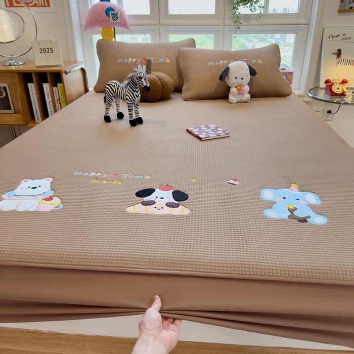 91家纺网 家纺一手货源 找家纺 莱家富 2025新款A类华夫格夹棉床笠单品床笠单件床笠套件 童趣萌宠-焦糖咖