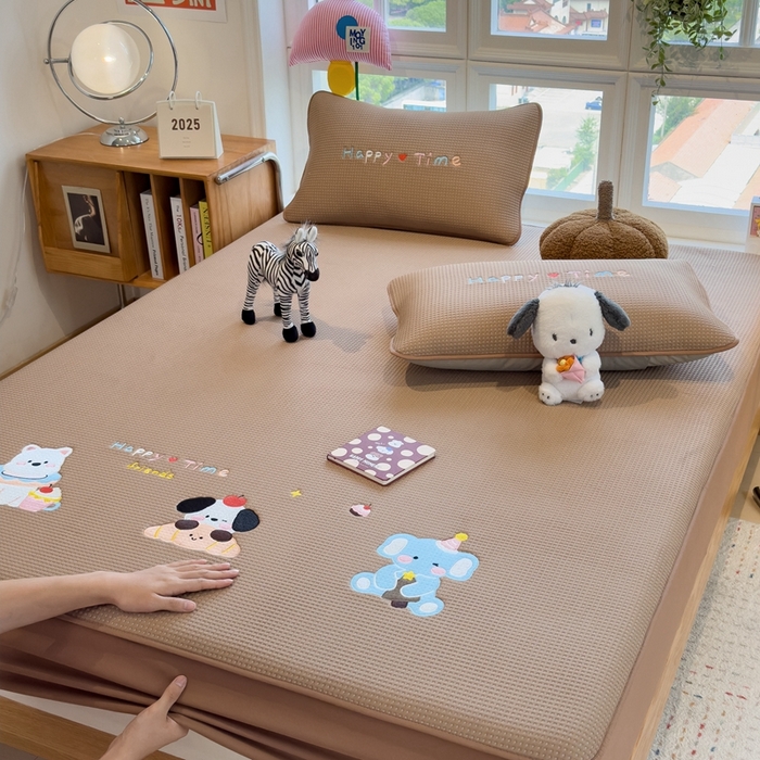 91家纺网 家纺一手货源 找家纺 莱家富 2025新款A类华夫格夹棉床笠单品床笠单件床笠套件 童趣萌宠-焦糖咖