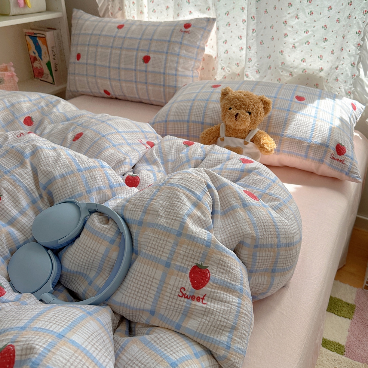 91家纺网 家纺一手货源 找家纺 顾里家纺 2025新款韩系奶萌云朵棉四件套 彩格草莓