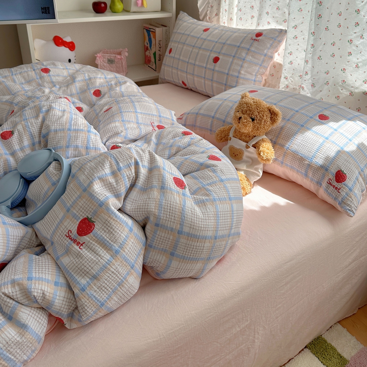 91家纺网 家纺一手货源 找家纺 顾里家纺 2025新款韩系奶萌云朵棉四件套 彩格草莓