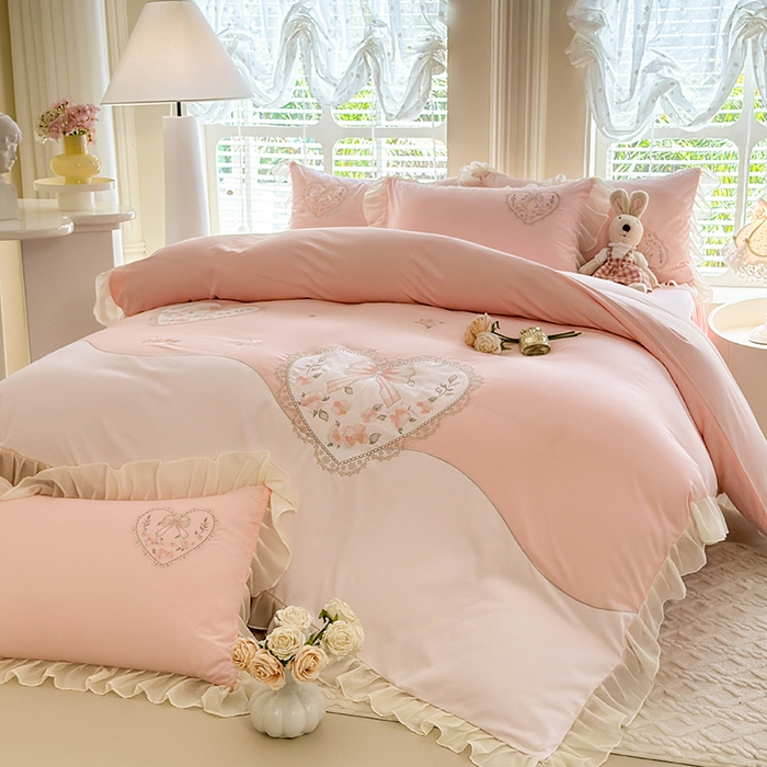 91家纺网 家纺一手货源 找家纺 慕语家纺 2025新款少女系贴布绣蕾丝花边水洗磨毛棉四件套--芳菲系列（专版花型） 芳菲-玉色