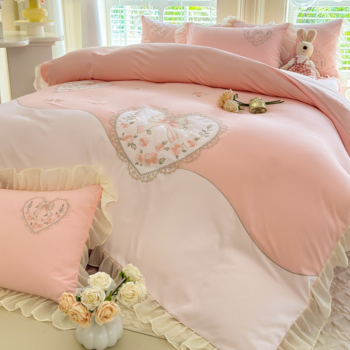 91家纺网 家纺一手货源 找家纺 慕语家纺 2025新款少女系贴布绣蕾丝花边水洗磨毛棉四件套--芳菲系列（专版花型） 芳菲-玉色