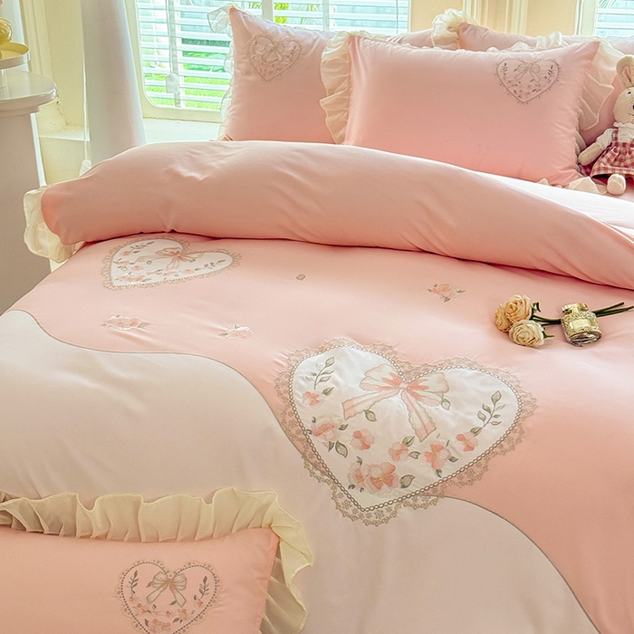 91家纺网 家纺一手货源 找家纺 慕语家纺 2025新款少女系贴布绣蕾丝花边水洗磨毛棉四件套--芳菲系列（专版花型） 芳菲-玉色