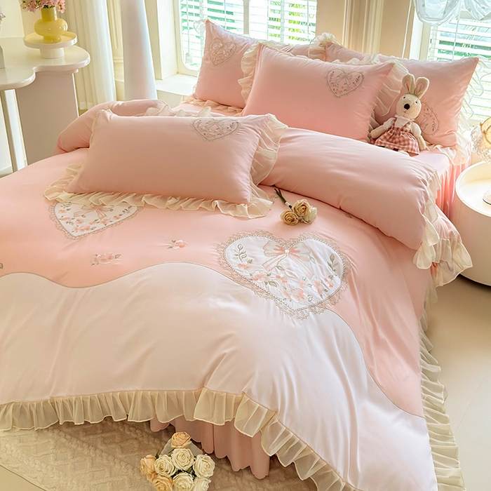 91家纺网 家纺一手货源 找家纺 慕语家纺 2025新款少女系贴布绣蕾丝花边水洗磨毛棉四件套--芳菲系列（专版花型） 芳菲-玉色