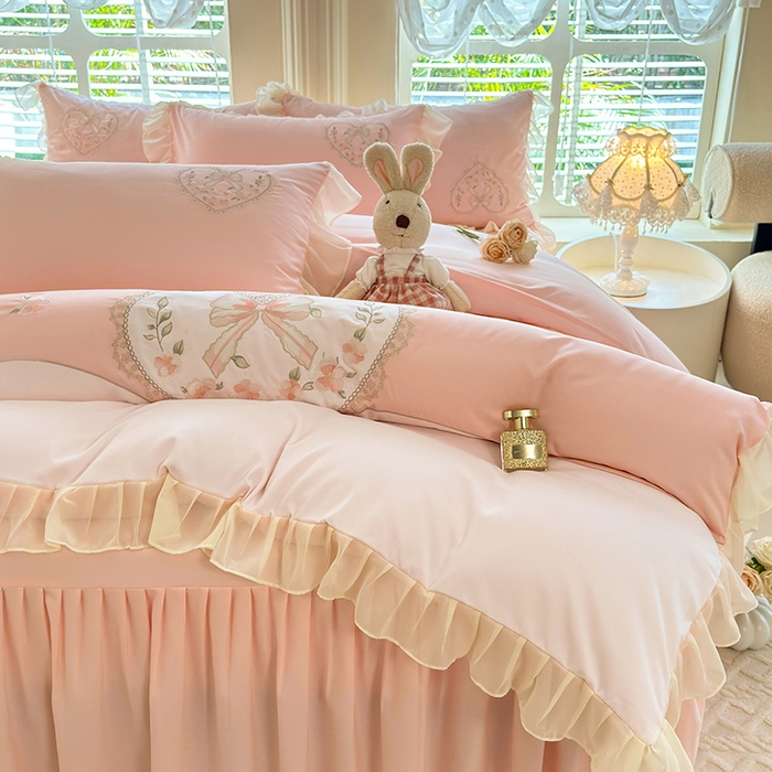 91家纺网 家纺一手货源 找家纺 慕语家纺 2025新款少女系贴布绣蕾丝花边水洗磨毛棉四件套--芳菲系列（专版花型） 芳菲-玉色