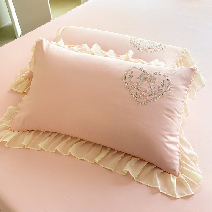 91家纺网 家纺一手货源 找家纺 慕语家纺 2025新款少女系贴布绣蕾丝花边水洗磨毛棉四件套--芳菲系列（专版花型） 芳菲-玉色