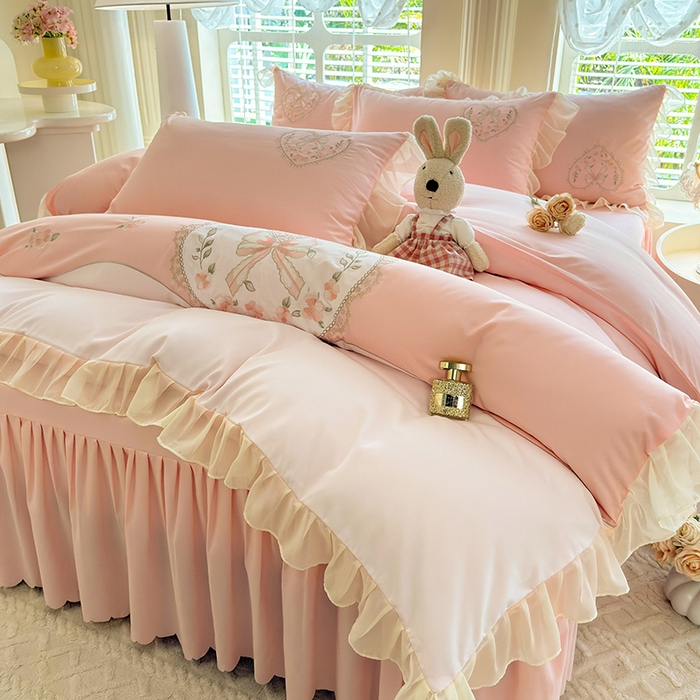 91家纺网 家纺一手货源 找家纺 慕语家纺 2025新款少女系贴布绣蕾丝花边水洗磨毛棉四件套--芳菲系列（专版花型） 芳菲-玉色