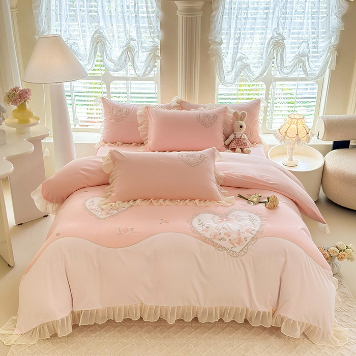 91家纺网 家纺一手货源 找家纺 慕语家纺 2025新款少女系贴布绣蕾丝花边水洗磨毛棉四件套--芳菲系列（专版花型） 芳菲-玉色