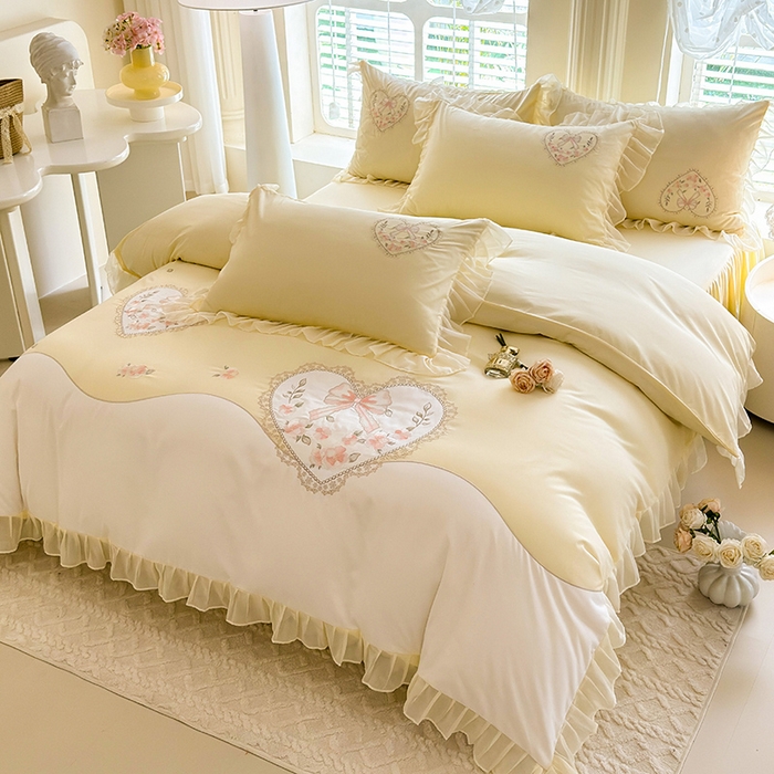 91家纺网 家纺一手货源 找家纺 慕语家纺 2025新款少女系贴布绣蕾丝花边水洗磨毛棉四件套--芳菲系列（专版花型） 芳菲-奶白