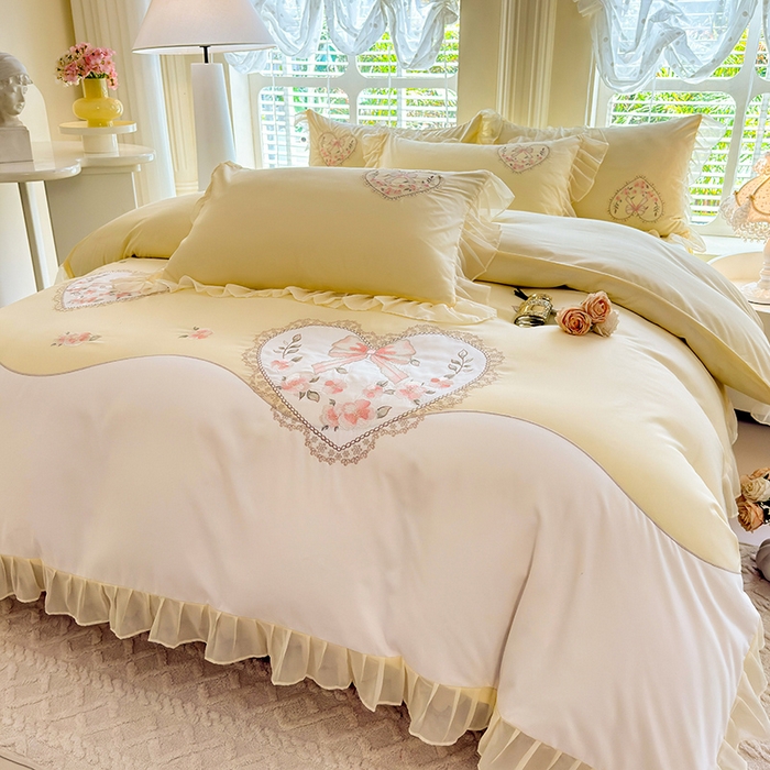 91家纺网 家纺一手货源 找家纺 慕语家纺 2025新款少女系贴布绣蕾丝花边水洗磨毛棉四件套--芳菲系列（专版花型） 芳菲-奶白