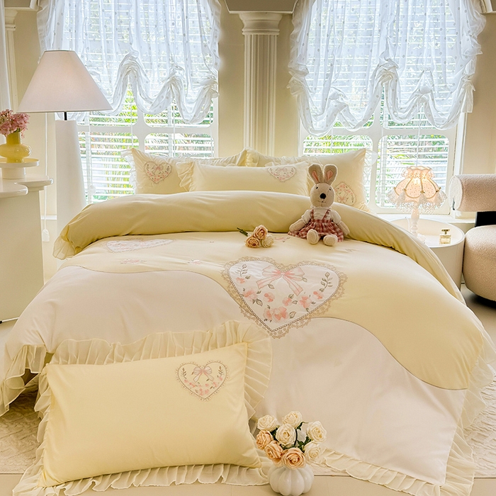 91家纺网 家纺一手货源 找家纺 慕语家纺 2025新款少女系贴布绣蕾丝花边水洗磨毛棉四件套--芳菲系列（专版花型） 芳菲-奶白