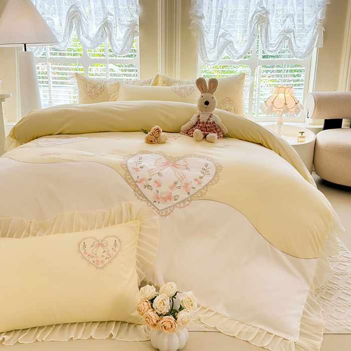 91家纺网 家纺一手货源 找家纺 慕语家纺 2025新款少女系贴布绣蕾丝花边水洗磨毛棉四件套--芳菲系列（专版花型） 芳菲-奶白