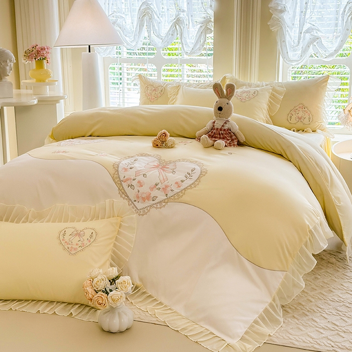 91家纺网 家纺一手货源 找家纺 慕语家纺 2025新款少女系贴布绣蕾丝花边水洗磨毛棉四件套--芳菲系列（专版花型） 芳菲-奶白