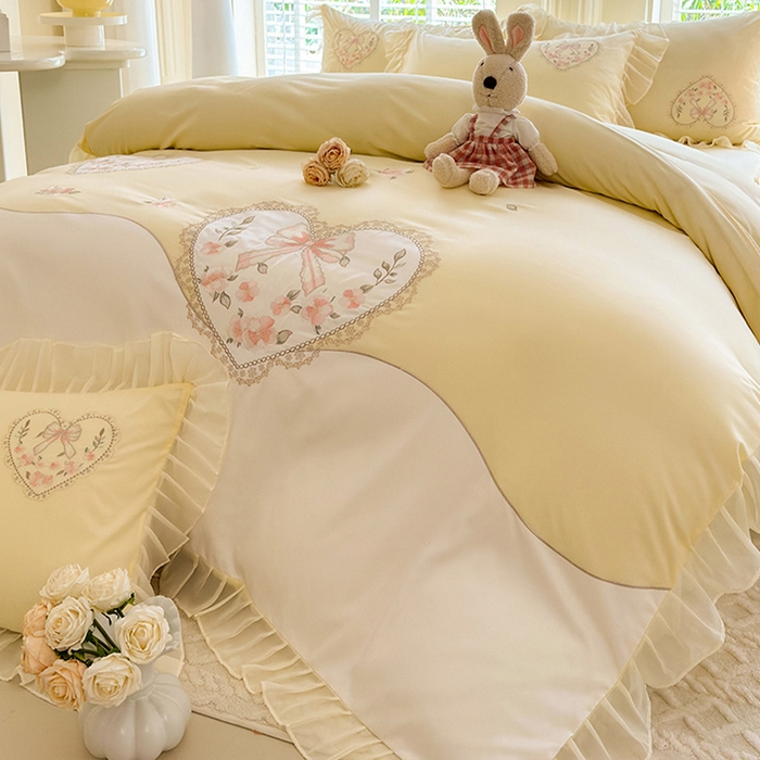 91家纺网 家纺一手货源 找家纺 慕语家纺 2025新款少女系贴布绣蕾丝花边水洗磨毛棉四件套--芳菲系列（专版花型） 芳菲-奶白