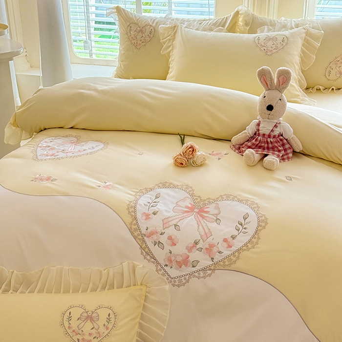 91家纺网 家纺一手货源 找家纺 慕语家纺 2025新款少女系贴布绣蕾丝花边水洗磨毛棉四件套--芳菲系列（专版花型） 芳菲-奶白